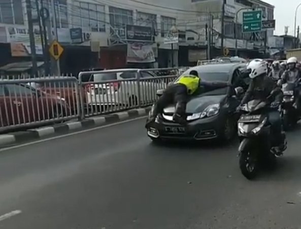 Viral Aksi Polisi Nemplok di Kap Mobil yang Melaju di Pasar Minggu