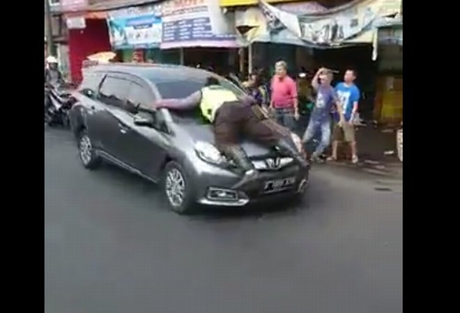 Cerita Bripka Eka, Polisi Viral karena Nemplok di Kap Mobil di Pasar Minggu