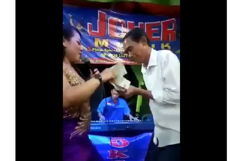 Viral di Medsos, Jokowi Nyawer Penyanyi Dangdut di Hajatan Nikah