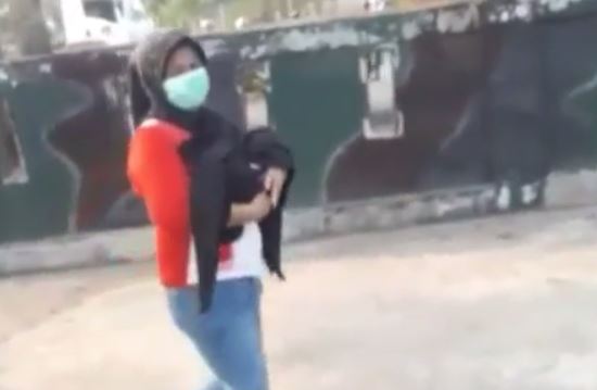 Viral Polisi Tolong Seorang Ibu yang Jalan Kaki Gendong Jenazah Bayi Baru Dilahirkan