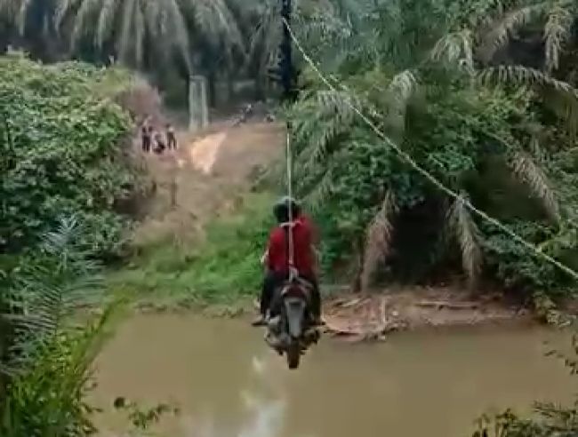 Viral Warga Nyeberang Sungai ala Flying Fox, Begini Cerita Sebenarnya