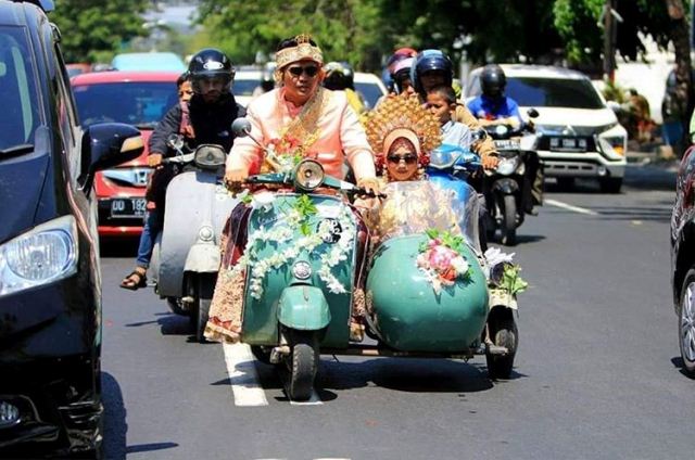 Viral Pengantin Diarak Naik Vespa Keliling Kota