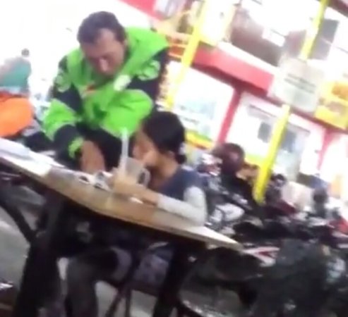 Viral Driver Ojek Online Temani Anak Belajar Sambil Tunggu Orderan