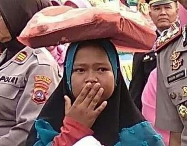 Viral Gadis Kecil Penjual Onde-Onde Terobos Upacara Pisah Sambut Kapolres