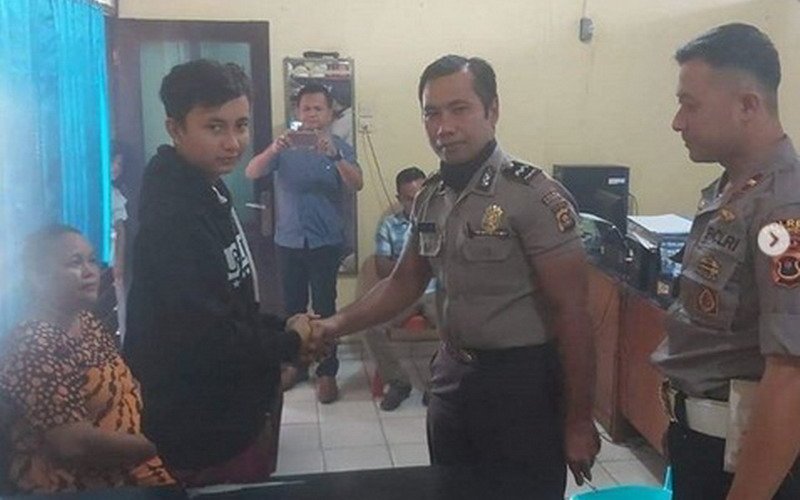 Viral Polisi Pukul Pemotor Berujung Damai, Netizen: Sudah Kuduga