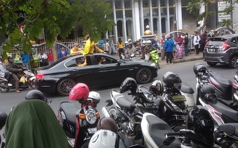 Viral Mahasiswa Pilih Demo Pakai Sedan BMW