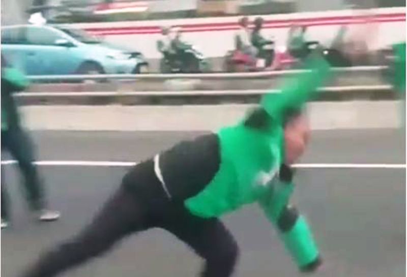 Viral Aksi Kocak Driver Ojol di Jalan Tol yang Diblokade Demo Mahasiswa