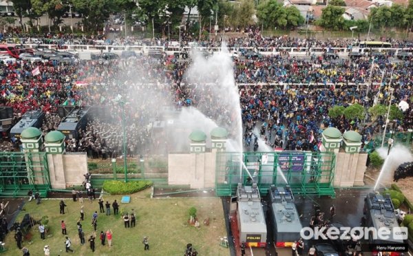 Viral Video Anak STM Ikut Demo Mahasiswa, Netizen : Maaf Telat Tadi Belajar Dulu