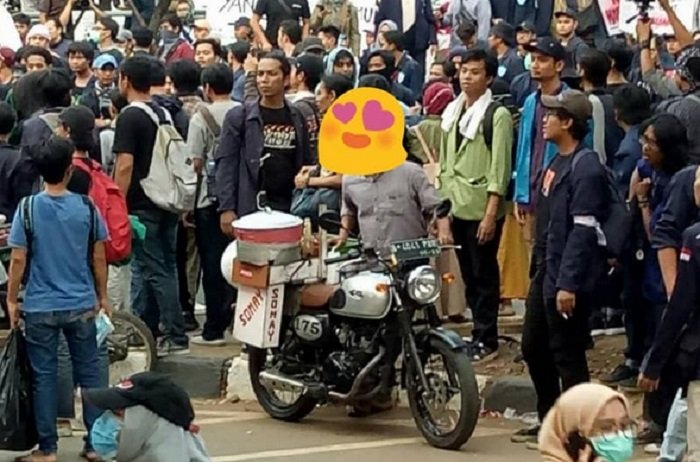 Viral Pedagang Siomay Jualan di Tengah Unjuk Rasa Pakai Motor Dilan