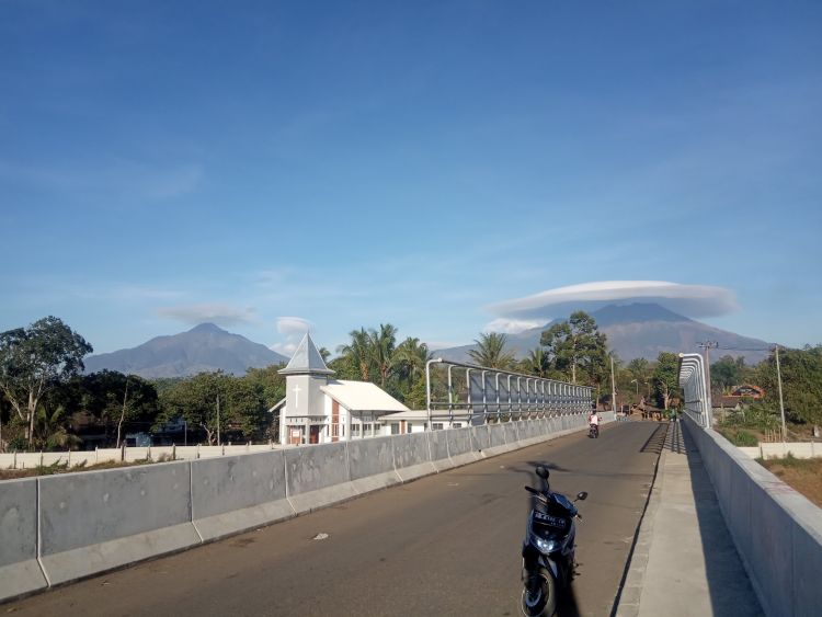 Heboh Awan Bentuk Caping di Gunung Merbabu, Fenomena Apa Ini?