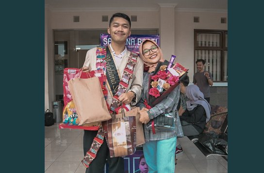 Viral, Kisah Haru Pria Ditinggal Kekasihnya yang Wafat saat Wisuda