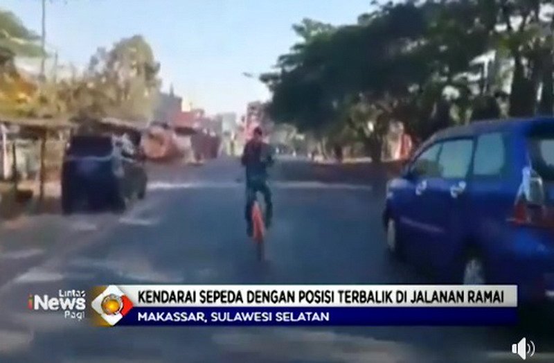 Viral Pengendara Sepeda Terbalik Akhirnya Dihentikan Petugas