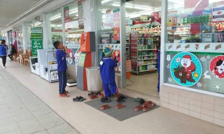 Viral Potret Bocah Polos yang Lepas Sepatu Sebelum Masuk Mini Market