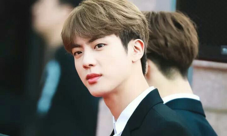 Miliki Ketampanan yang Tak Berubah, Visual Jin BTS di Foto Pra-Debut dan Selfie Terbaru Bikin Netizen Iri!