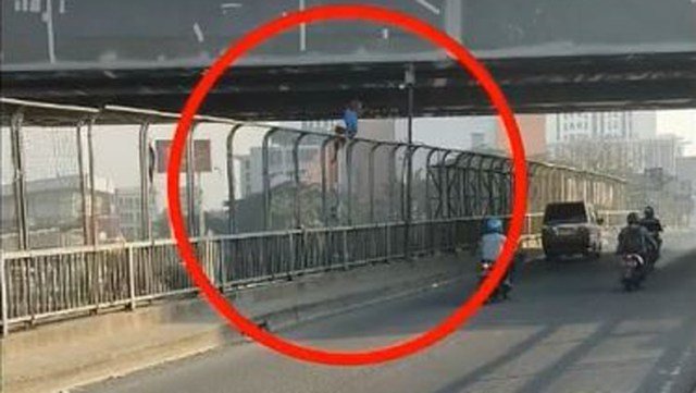Viral Polisi Selamatkan Pria Hendak Bunuh Diri dari Jembatan Tol Cikampek