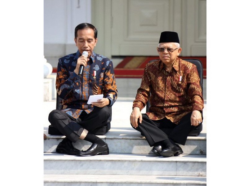 Viral Kaki Menyilang ala Jokowi, Netizen: Kok Bisa?