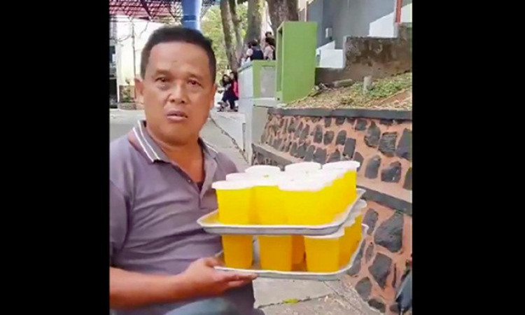 Viral Video Pria Antarkan Pesanan Minuman dengan Cara Unik Mirip Akrobat