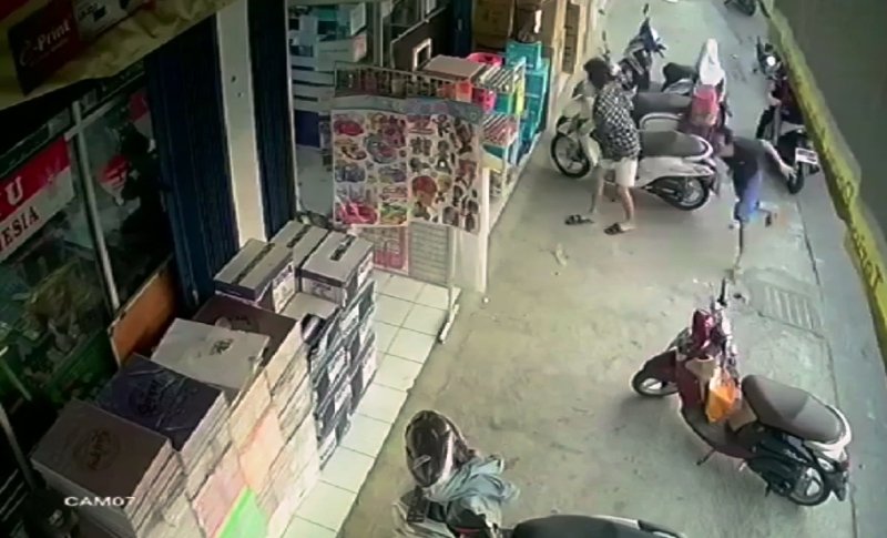 Viral Video CCTV Maling di Depok Keluarkan Senpi saat Terpergok Warga