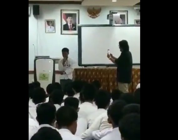 Viral Video Siswa SMA Tirukan Suara Jokowi, Warganet: Mirip Banget