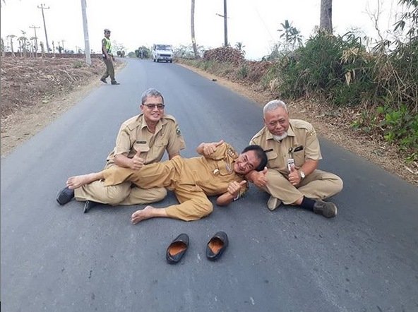 Viral Aksi Bupati Banjarnegara Tiduran di Tengah Jalan