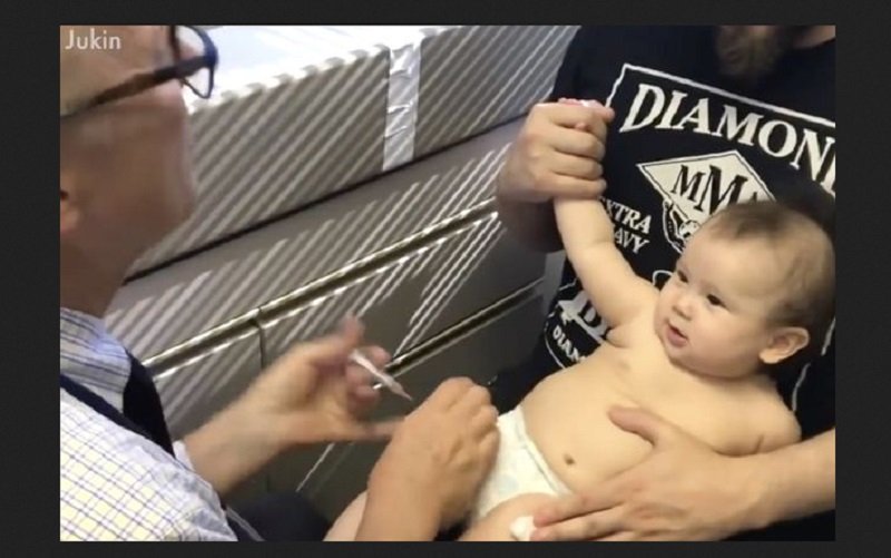Viral di Medsos, Aksi Dokter Menyuntik Bayi agar Tidak Menangis