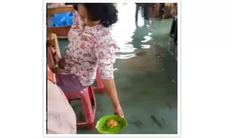 Viral Warung Soto Unik di Dalam Kolam Ikan