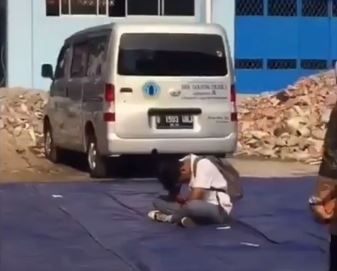 Viral Siswa SMA Tertidur saat Upacara, Dibiarkan Temannya Terlelap di Tengah Lapangan