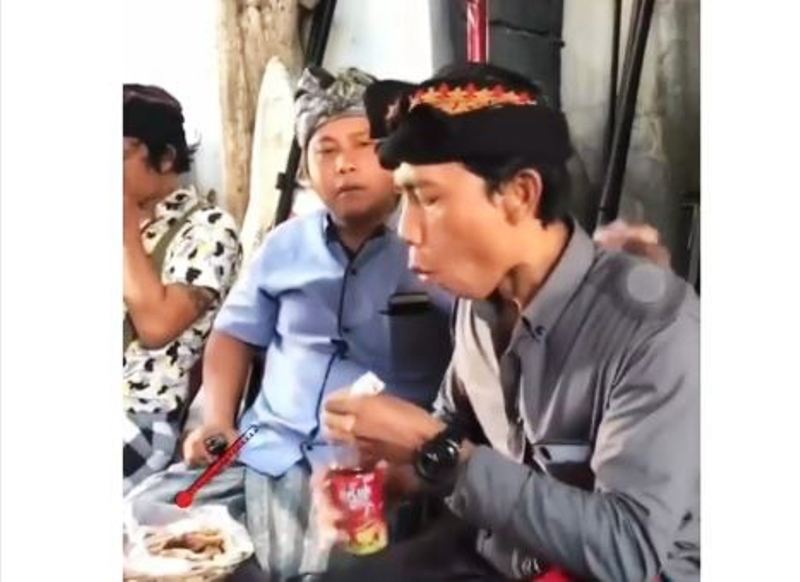 Viral Ekspresi Kocak Bapak-Bapak saat Makan Hidangan Panas