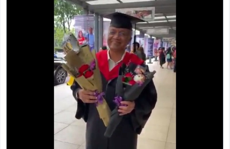 Viral Aksi Para Orangtua Pakai Toga di Hari Wisuda Anaknya, Banjir Air Mata