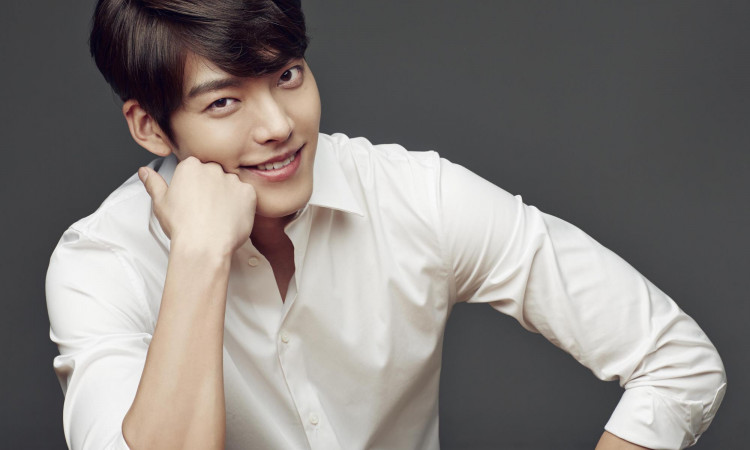 Cincin di Jari Manis Kim Woo Bin Bikin Netizen Salah Fokus, Segera Menikah dengan Shin Min Ah?