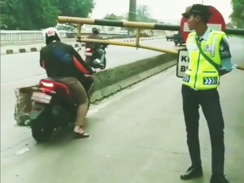 Viral Petugas Santuy Lihat Pemotor Terobos Palang Busway