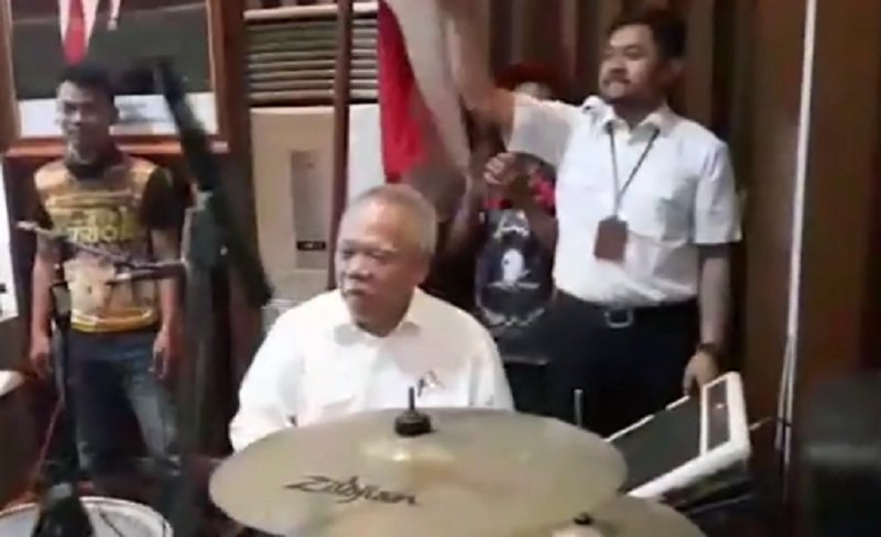 Aksi Rock n Roll Menteri Basuki Mainkan Drum, Netizen: Gebuk Terus Pak!