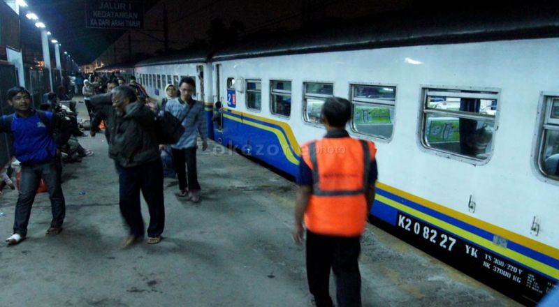 Viral Detik-Detik Kepanikan Penumpang Kereta Dilempari Batu