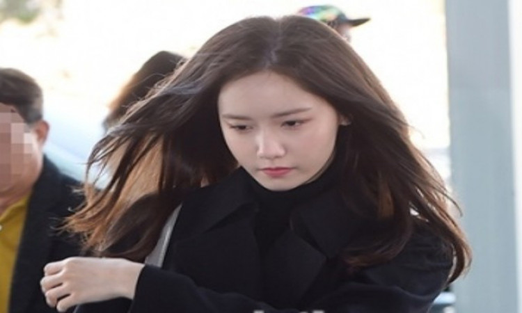 Tampak Muram, Penampilan Serba Hitam Yoona SNSD Di Bandara Curi Perhatian Netizen