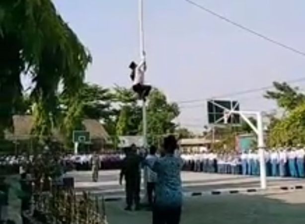 Viral Aksi Siswa SMA di Bojonegoro Panjat Tiang Bendera yang Talinya Putus