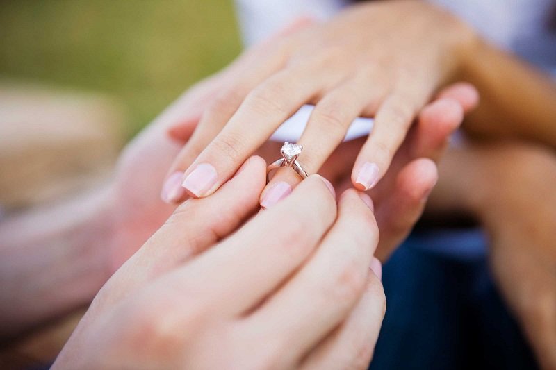 Mengeluh karena Cincin Tunangan Kekecilan, Wanita Ini Dihujat Netizen