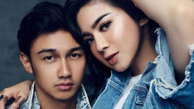 2 Artis yang Sedang Dimabuk Cinta Ini Pamer Mandi Bareng, Netizen: Kan Belum Nikah!