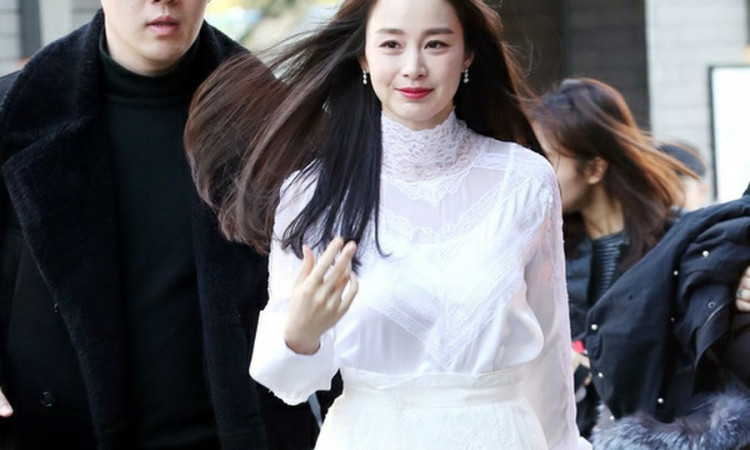 Penampilan Perdana Kim Tae Hee Pasca Melahirkan Anak Kedua, Kerutan di Sekitar Mata Jadi Sorotan Netizen