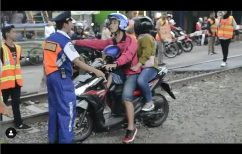 Viral Pemotor Bawa Anak & Perempuan Coba Terobos Jalur Kereta Api