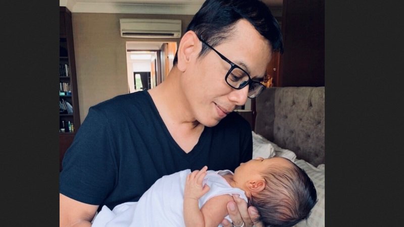 Pulang Dinas Wishnutama Gendong Bayi, Netizen: Adem Lihatnya