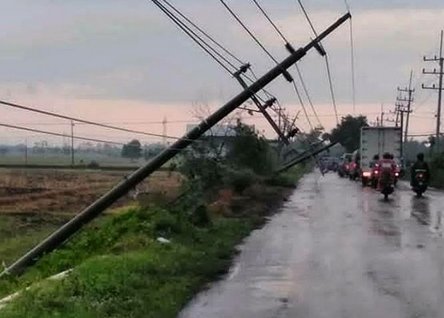 Tiang Listrik Ambruk, Netizen: Mungkin Dia Lelah