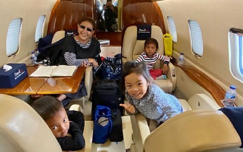 Susi Pudjiastuti Terbang Bareng 3 Cucu, Netizen: Kami Tunggu Benahi Garuda