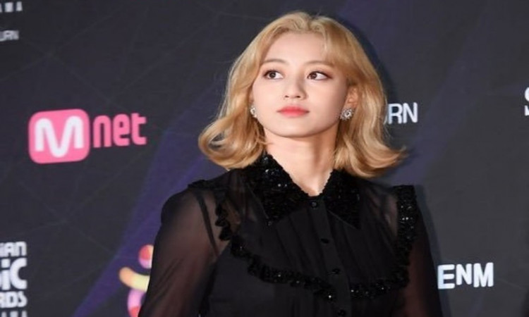 Jihyo TWICE Tampak Murung di Red Carpet MAMA 2019, Netizen Curiga Ada Kaitan dengan Kang Daniel?