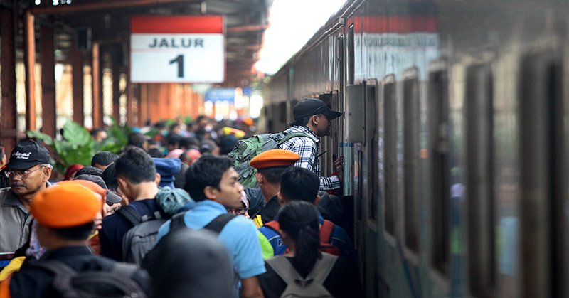 Viral Perjuangan Berat Penumpang Kereta untuk Pulang, Netizen: Jadi Sarden