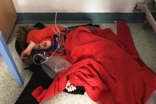 Foto Bocah 4 Tahun Tidur di Lantai Rumah Sakit Picu Kehebohan di Inggris