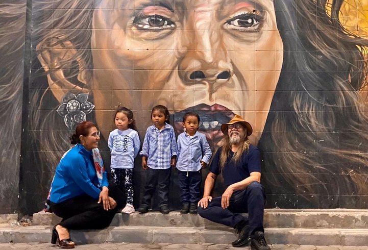 Susi Pudjiastuti Pose di Lukisan Mural, Netizen Salfok ke High Heels