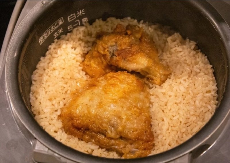 Viral Masak Nasi Campur Ayam Goreng Cepat Saji Pakai Rice Cooker, Hasilnya Bikin Ngiler!