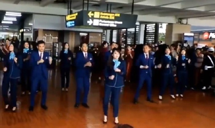 Heboh! Pramugari Flashmob Rayakan Natal di Bandara Soetta