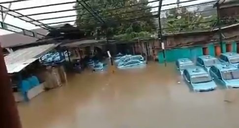 Viral, Puluhan Taksi Blue Bird Terendam Akibat Banjir Jakarta