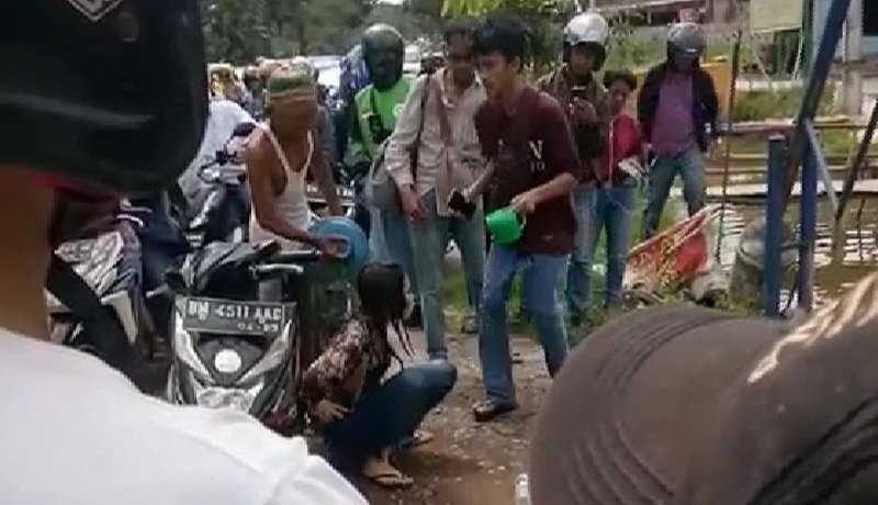 Viral Perempuan Geleng-Geleng di Pinggir Jalan Ternyata Positif Narkoba